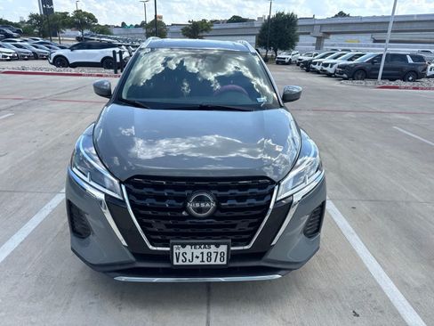 Used 2022 Nissan Kicks SV FWD image 2