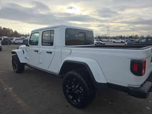Used 2024 Jeep Gladiator Sport AWD/4WD image 4