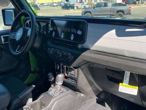 New 2025 Jeep Gladiator Sport AWD/4WD image 9
