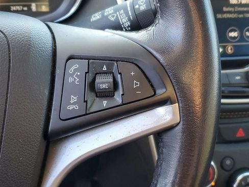 Used 2022 Chevrolet Trax LT w/ LT Convenience Package image 14