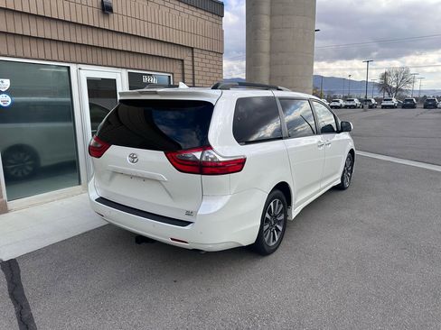 Used 2020 Toyota Sienna XLE Premium w/ Carpet Mat Package image 6
