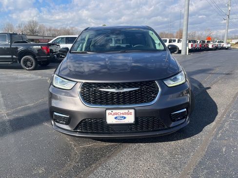 Used 2023 Chrysler Pacifica Touring-L image 13