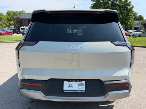 Used 2024 Kia EV9 Light Long Range RWD image 12