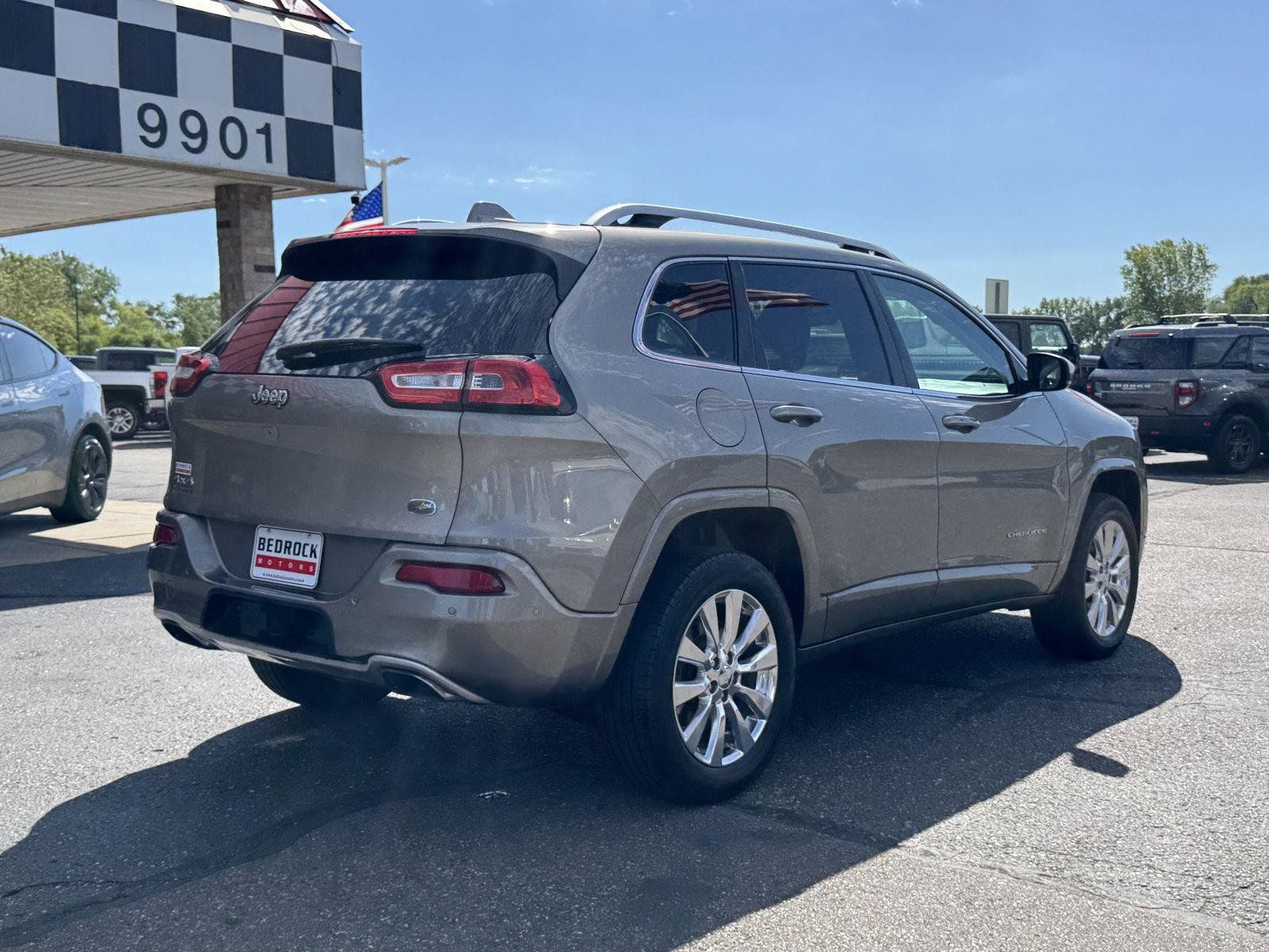 Used 2017 Jeep Cherokee Overland w/ Technology Group AWD/4WD image 7