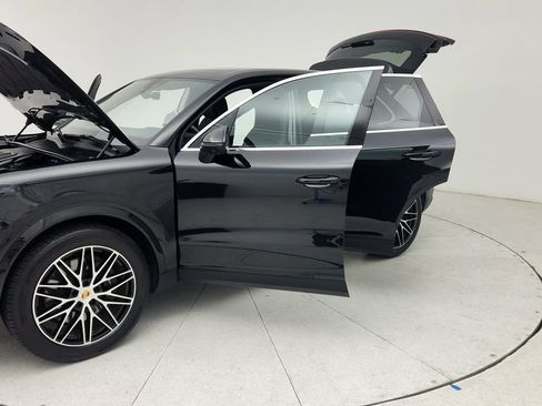Used 2025 Porsche Cayenne AWD/4WD image 11