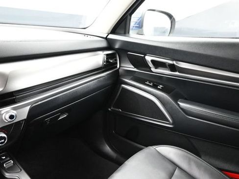 Used 2025 Kia Telluride S FWD image 11