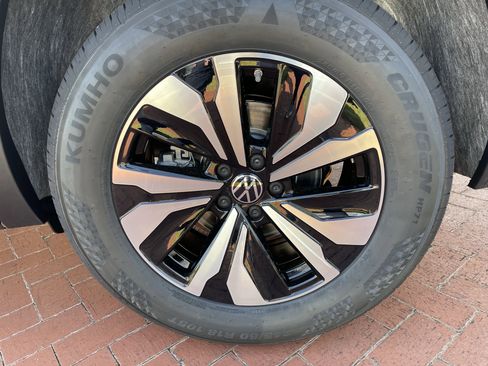 New 2026 Volkswagen Atlas SE FWD image 8