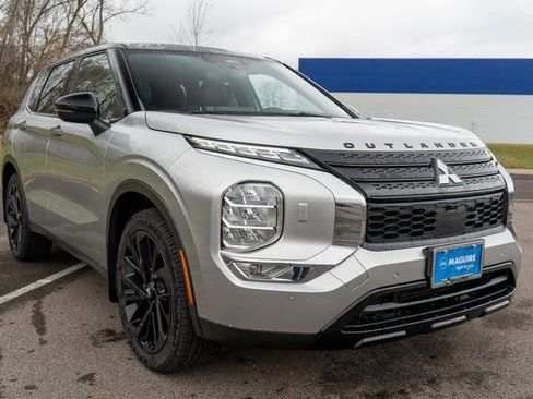 Used 2023 Mitsubishi Outlander AWD image 4