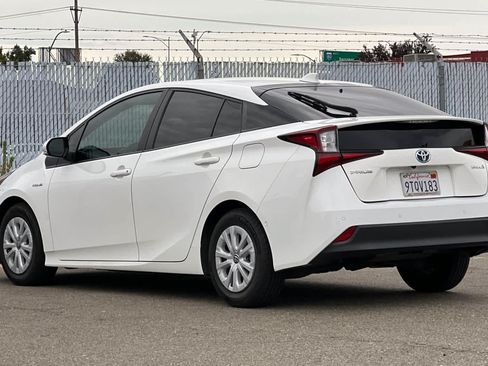 Used 2022 Toyota Prius LE FWD image 5