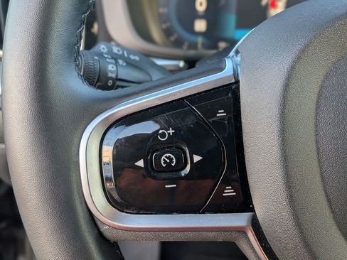 Used 2025 Volvo XC60 B5 Plus image 21