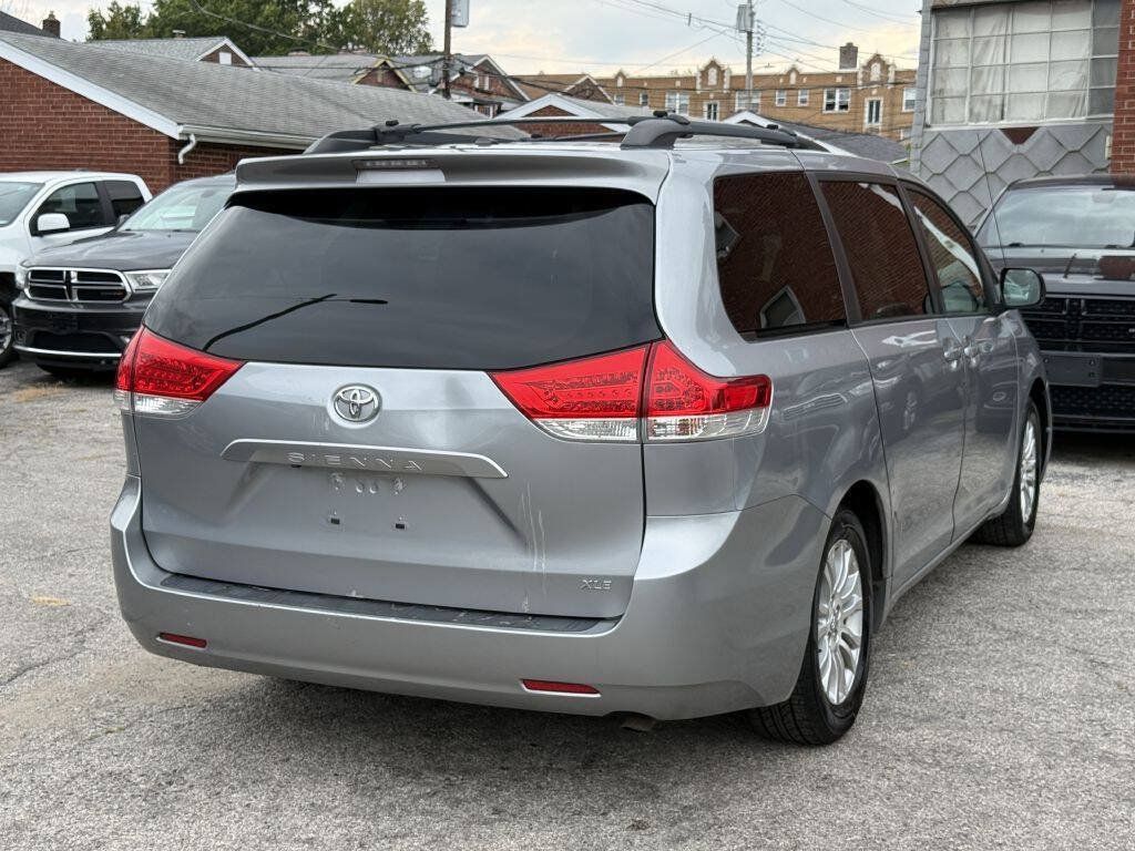 Used 2011 Toyota Sienna XLE w/ Entertainment Pkg FWD image 4