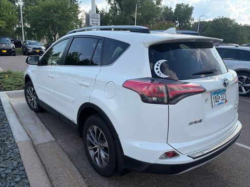 Used 2018 Toyota RAV4 XLE AWD/4WD image 4