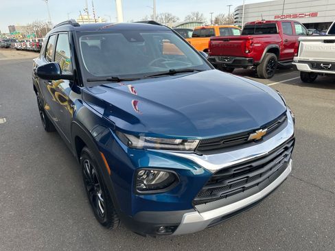 Used 2021 Chevrolet TrailBlazer LT w/ Convenience Package FWD image 3