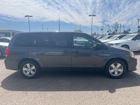 Used 2018 Dodge Grand Caravan SE w/ UConnect Hands-Free Group FWD image 2