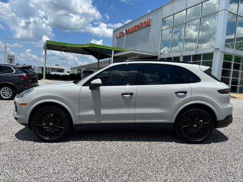 Used 2023 Porsche Cayenne AWD/4WD image 3