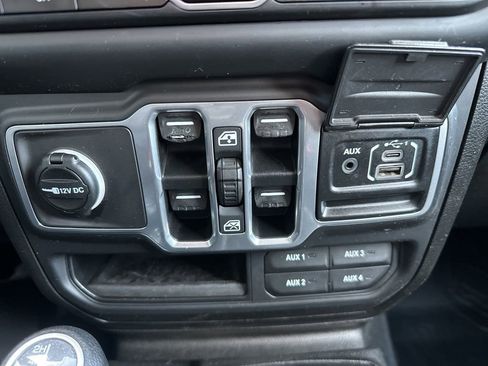 Used 2018 Jeep Wrangler Unlimited Sahara image 23