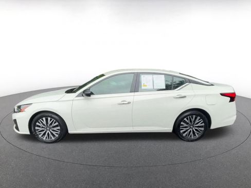 Used 2025 Nissan Altima 2.5 SV FWD image 9