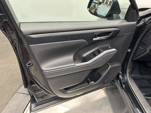 Used 2023 Toyota Highlander XLE AWD/4WD image 13