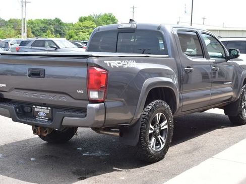 Used 2018 Toyota Tacoma SR5 AWD/4WD image 12