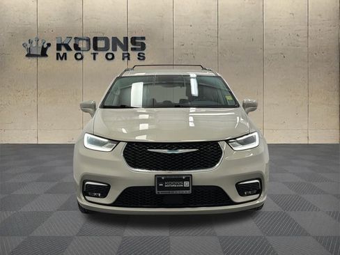 Used 2021 Chrysler Pacifica Touring w/ Uconnect Theater Family Group image 3