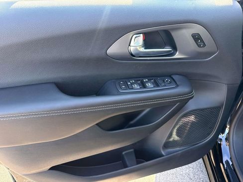 New 2026 Chrysler Pacifica Select FWD image 19