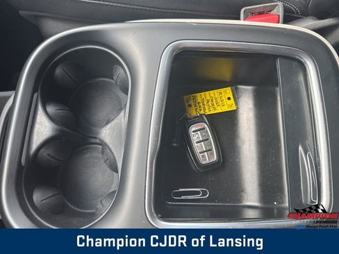 Used 2023 Chrysler Pacifica Touring-L image 32