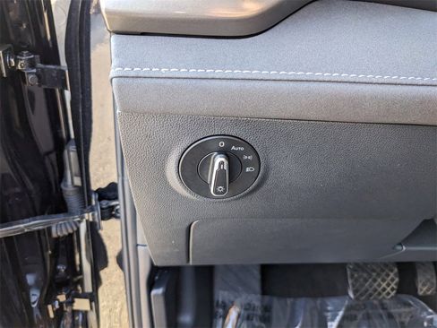 Certified 2025 Volkswagen Taos SE image 25