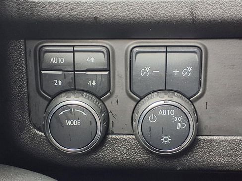 Used 2023 Chevrolet Suburban Z71 w/ Luxury Package AWD/4WD image 12