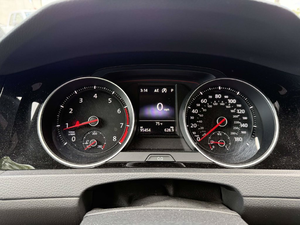 Used 2018 Volkswagen GTI SE FWD image 16