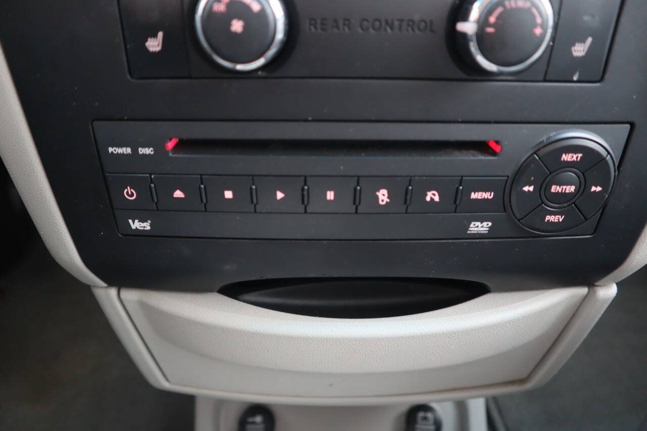 Used 2010 Volkswagen Routan SE FWD image 30