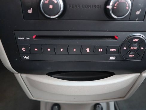 Used 2010 Volkswagen Routan SE FWD image 30