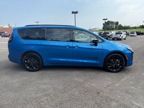 New 2027 Chrysler Pacifica Select FWD image 4