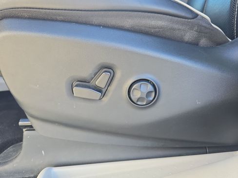 Used 2023 Chrysler Pacifica Limited image 17