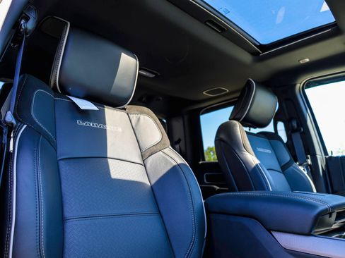 New 2026 RAM 2500 Laramie AWD/4WD image 18
