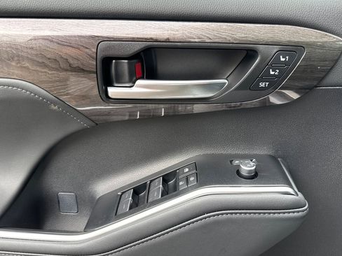 New 2026 Toyota Highlander Platinum AWD/4WD image 11