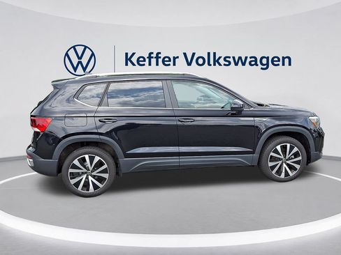 Used 2024 Volkswagen Taos SE FWD image 7