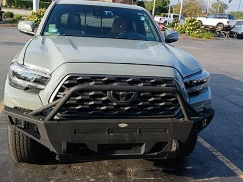 Used 2023 Toyota Tacoma TRD Off-Road w/ TRD Premium Off Road Package AWD/4WD image 11
