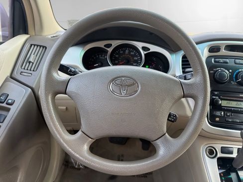 Used 2005 Toyota Highlander 4WD V6 w/ 3rd Row image 16