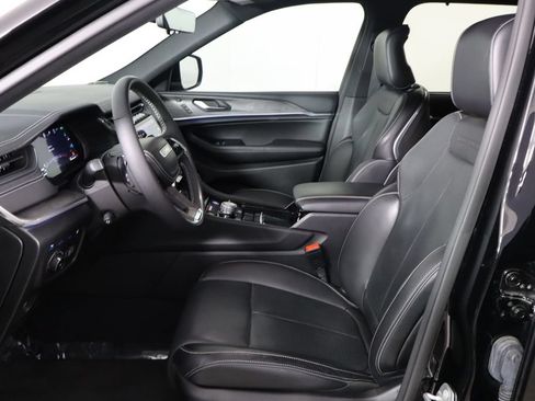 Used 2023 Jeep Grand Cherokee Overland w/ Luxury Tech Group IV AWD/4WD image 14