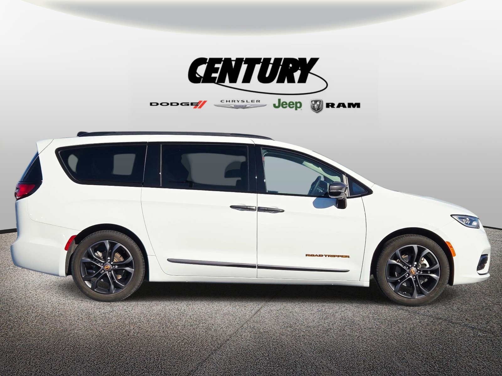 Used 2024 Chrysler Pacifica Touring-L FWD image 2