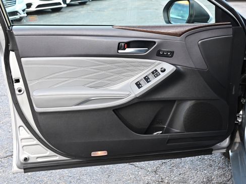 Used 2019 Toyota Avalon Limited image 12