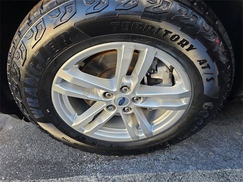 Used 2023 Ford Explorer XLT image 9