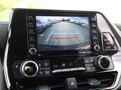 Used 2022 Toyota Highlander XLE AWD/4WD image 15