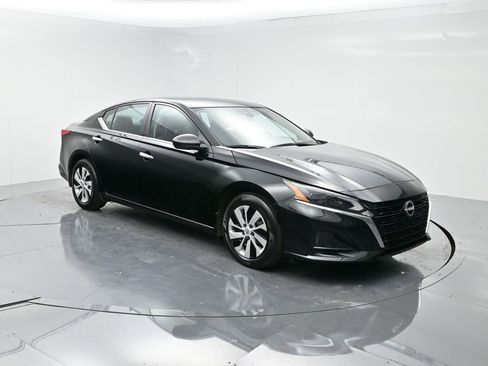 Used 2024 Nissan Altima 2.5 S image 2