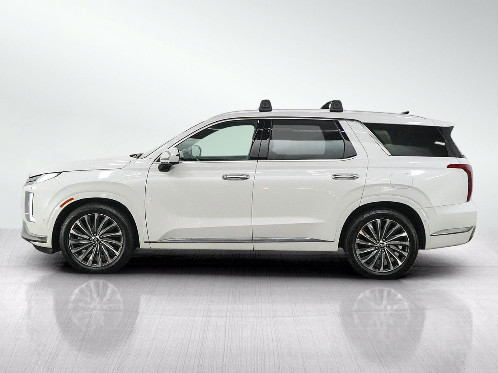 Used 2023 Hyundai Palisade Calligraphy FWD image 2
