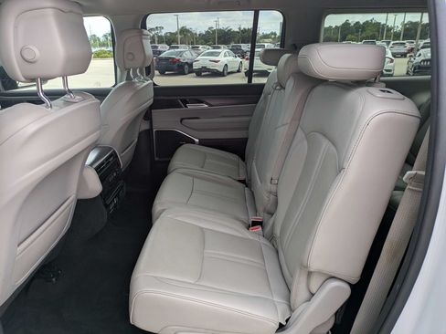 Used 2024 Jeep Wagoneer L Series III w/ Flexible Seating Group AWD/4WD image 17
