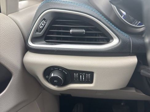 Used 2021 Chrysler Pacifica Touring-L image 17