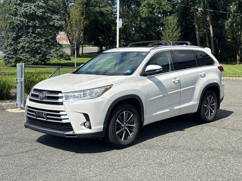 Used 2018 Toyota Highlander XLE AWD/4WD image 3