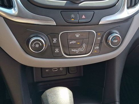 Used 2022 Chevrolet Equinox LS w/ LS Convenience Package FWD image 16