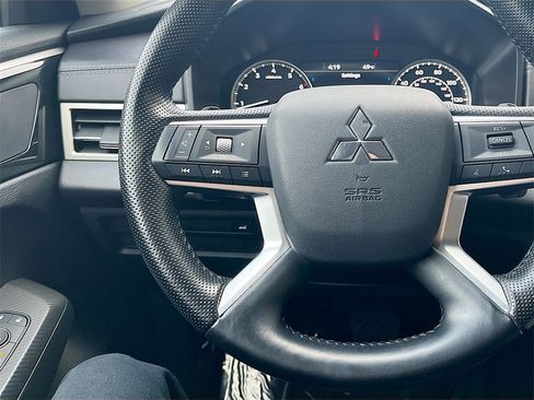 Used 2024 Mitsubishi Outlander SE image 11